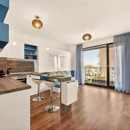 Didi's Stylish - Seaview & Pool Backyard Варна