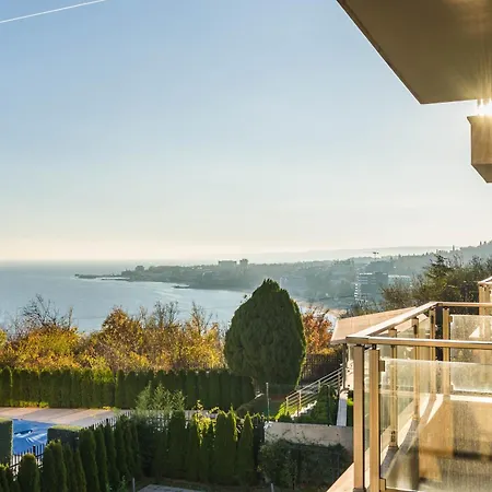 Didi's Stylish - Seaview & Pool Backyard Апартаменты Варна