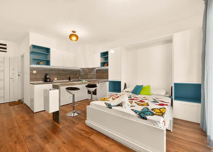 Didi's Stylish - Seaview & Pool Backyard Apartment Varna