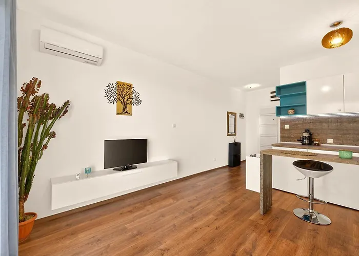 Didi's Stylish - Seaview & Pool Backyard Apartment