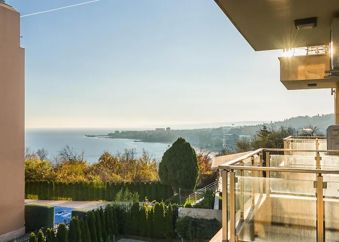 Didi's Stylish - Seaview & Pool Backyard Apartment Varna