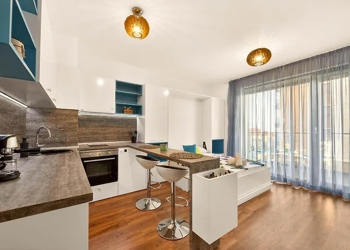 Didi's Stylish - Seaview & Pool Backyard *