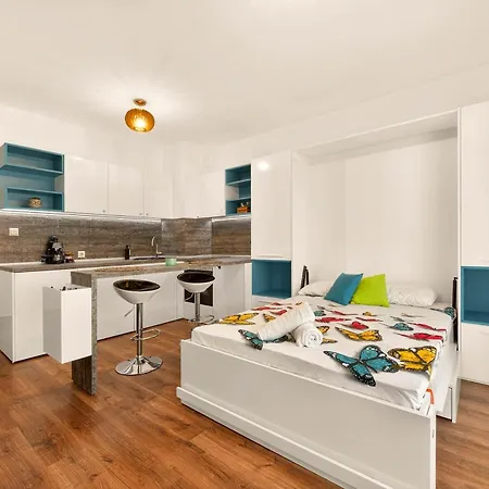 Blue Mirage - Seaview & Pool Backyard Apartament Warna