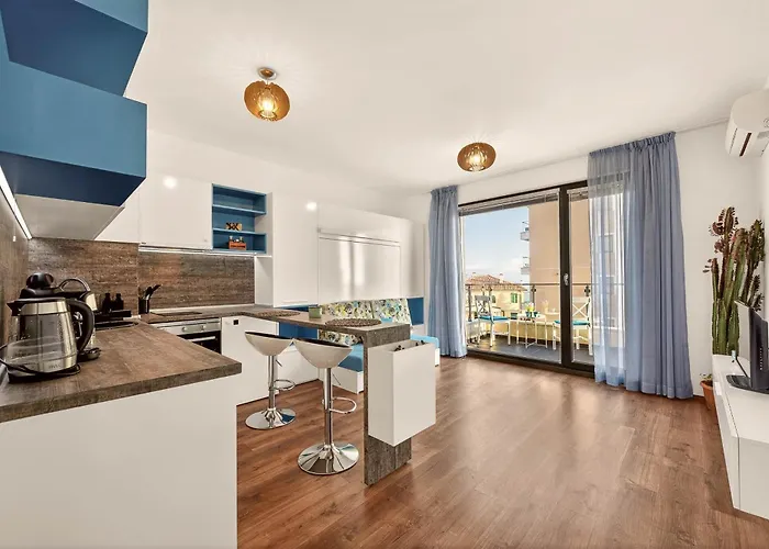 Didi's Stylish - Seaview & Pool Backyard Varna