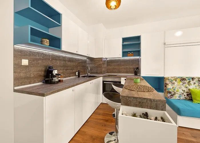 Apartment Didi's Stylish - Seaview & Pool Backyard Varna